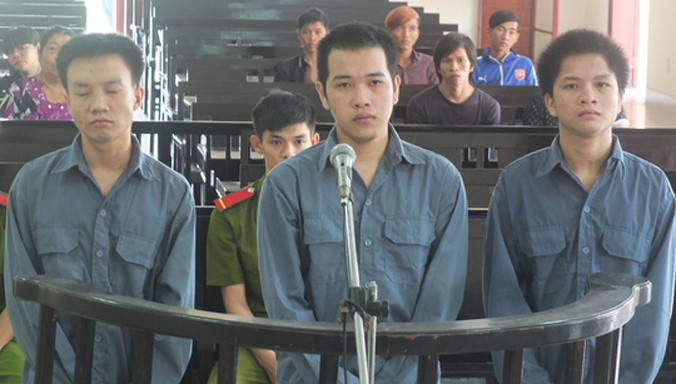 Ba bị cáo trước tòa.