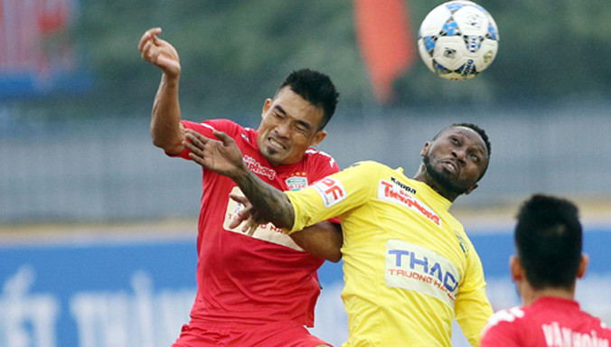 Hà Nội T&T (áo vàng) nhiều khả năng sẽ là đội có thưởng Tết lớn nhất.