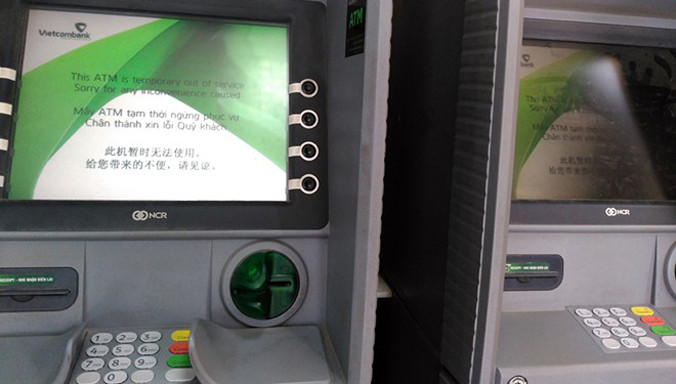 2 máy ATM hỏng tại chi nhánh Vietcombank 211 Trung Kính. Ảnh: Minh Tú.