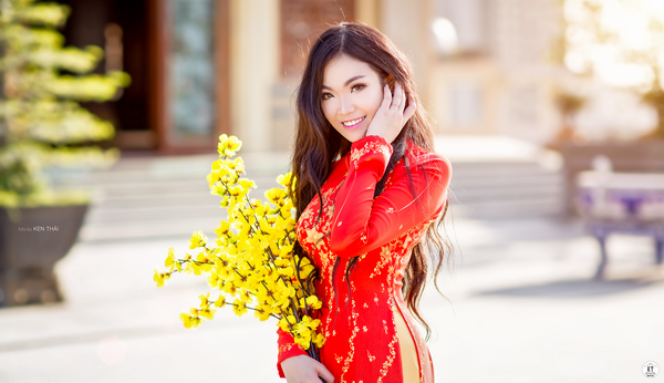 Nữ du học sinh Úc rạng rỡ đón Xuân với áo dài đỏ, sắc mai vàng