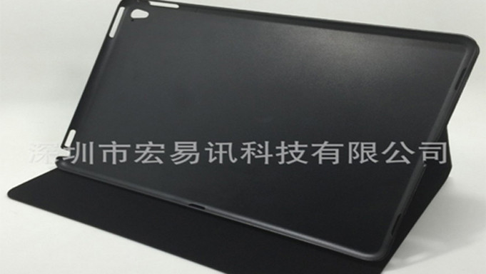 Cổng kết nối Smart Connector ở cạnh bên của máy. 