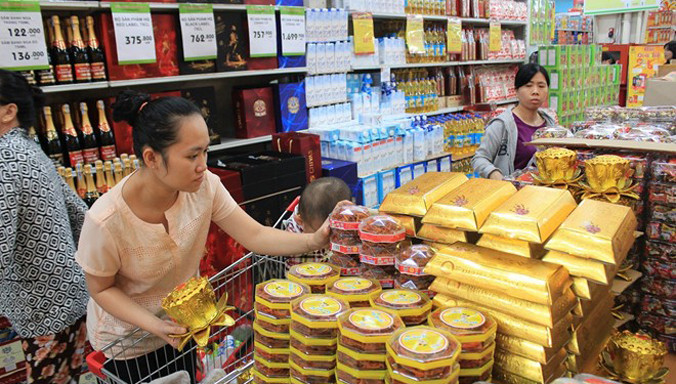 Bánh mứt, thực phẩm Tết đồng loạt giảm giá sâu dịp cuối năm. Ảnh: Đ.Bình.