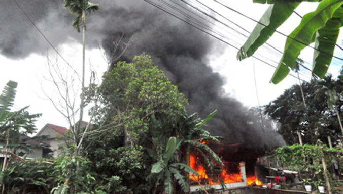 Ngọn lửa bốc cao.