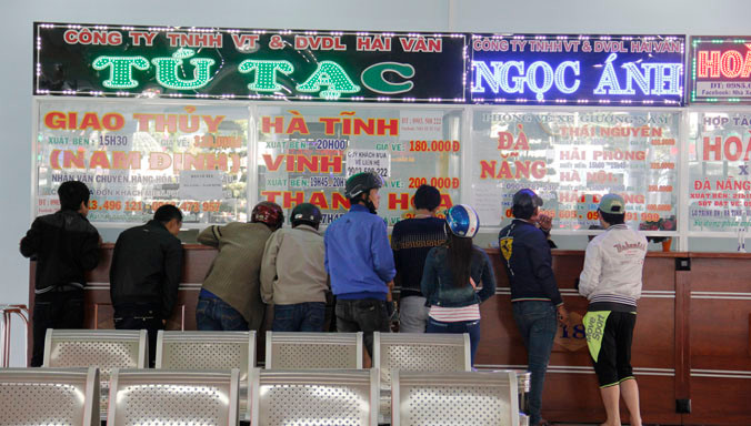 Khách chen chúc mua vé về Vinh, Hà Tĩnh trước nhà xe Tú Tạc. Ảnh: Thanh Trần.