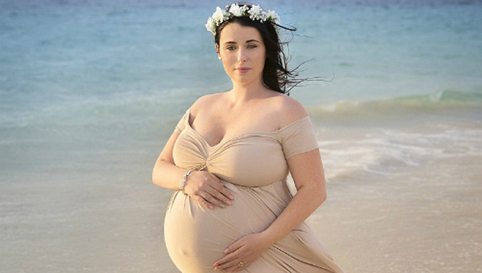 Chị Kim Tucci khi mang thai 5 em bé trong bụng. Ảnh: Erinelizabeth.