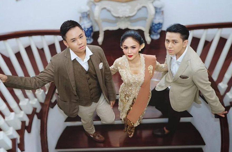 Nữ ca sĩ gây tranh cãi vì xem phim người lớn với hai con trai