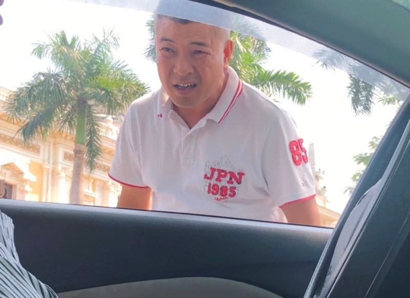 Nhân viên điểm trông xe theo iParking trên phố Lê Thánh Tông do Cty cổ phần 901 quản lý chỉ cho xe vào gửi nếu khách thanh toán ngay 50.000 đồng từ đầu (quy định là 25.000 đồng/lượt). Ảnh: A.T