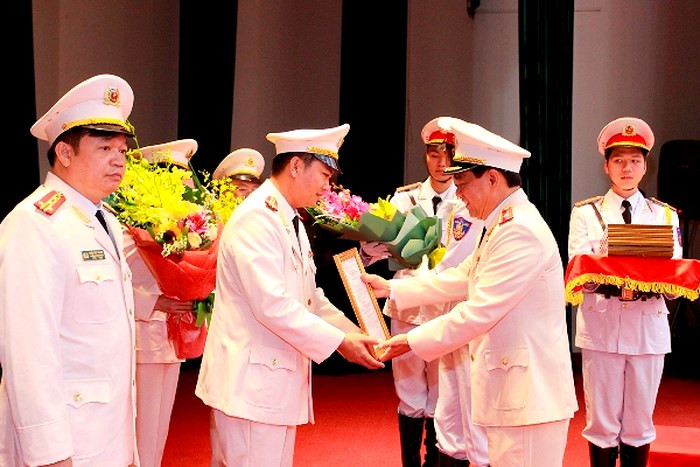 Lãnh đạo Công an Hà Nội trao quyết định nhân sự cho nhiều tân trưởng đơn vị