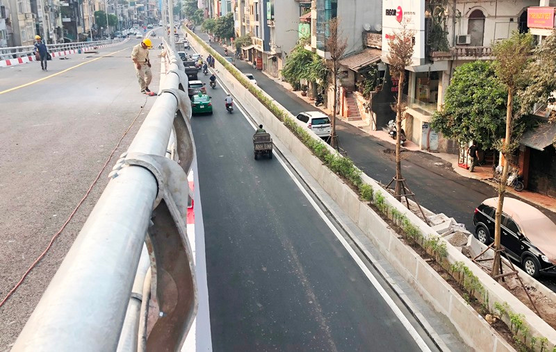 Một đoạn đê An Dương đã được để thay thế đê đất bằng bê tông 