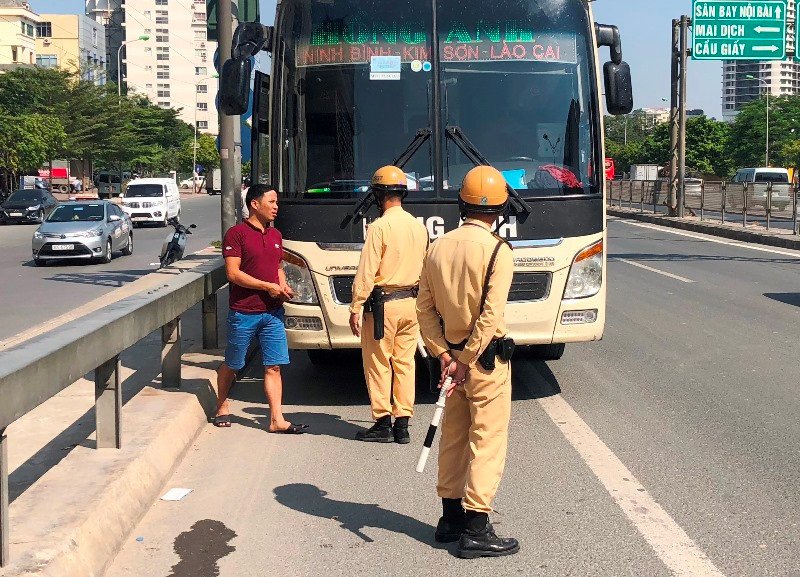 Xử lý xe khách chạy xuyên tâm biến đường thành 'bến cóc'