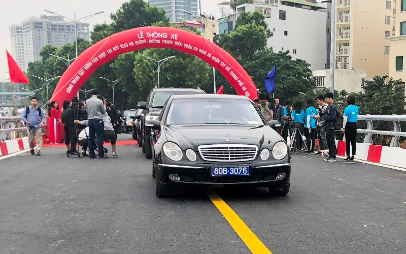 Sau 10 tháng thi công cầu vượt An Dương đã thông xe sáng nay. Ảnh: T.Đảng