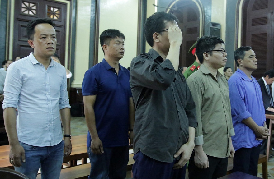 5 bị cáo tại tòa. Ảnh: Tân Châu
