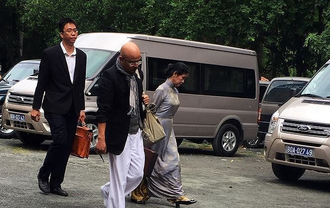 Ông Vũ cùng luật sư trong lần đến tòa giải quyết vụ ly hôn. Ảnh: Tân Châu