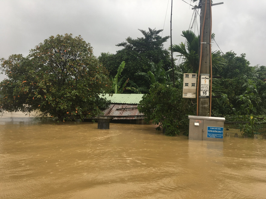 Một ngôi nhà ở thôn Thạch Nham Tây (xã Hòa Nhơn, huyện Hòa Vang) chỉ còn trơ phần mái. Ảnh: Thanh Trần.
