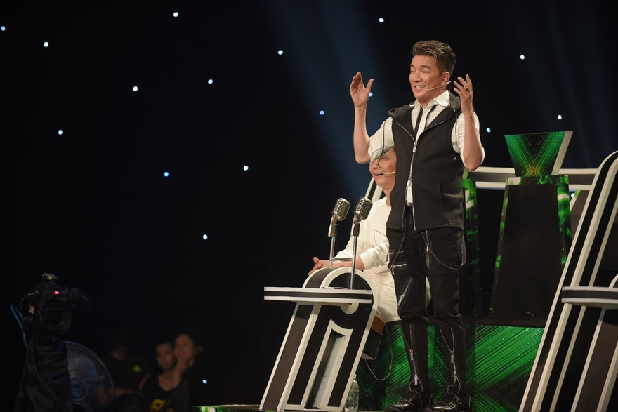 Đàm Vĩnh Hưng bất ngờ "cưỡng hôn" nhạc sĩ Minh Vy thay cho lời cảm ơn. Ảnh: Triều Sumo.