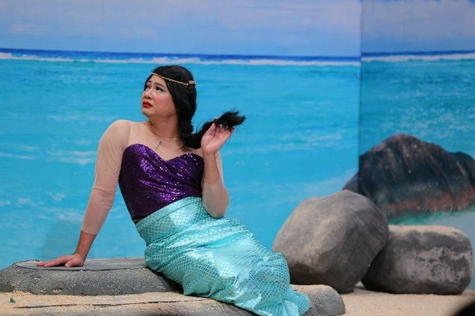 NSND Tự Long với tạo hình nàng tiên cá gây tranh cãi.