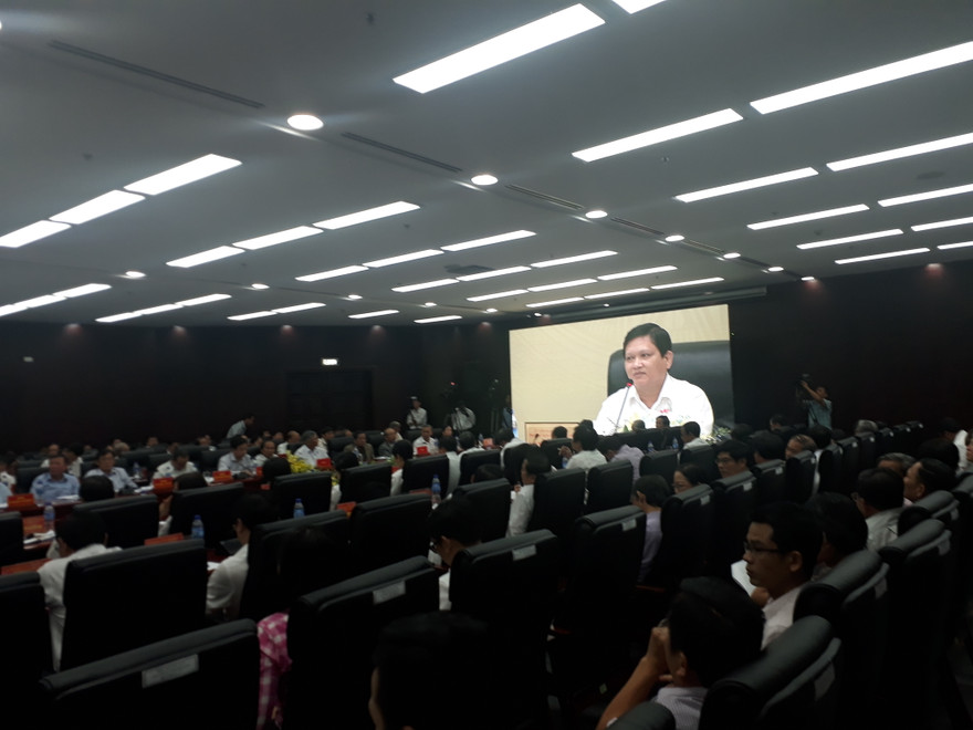Ông Nguyễn Nho Trung, Phó chủ tịch HĐND TP Đà Nẵng chủ trì chương trình HĐND với cử tri sáng nay (14/11)