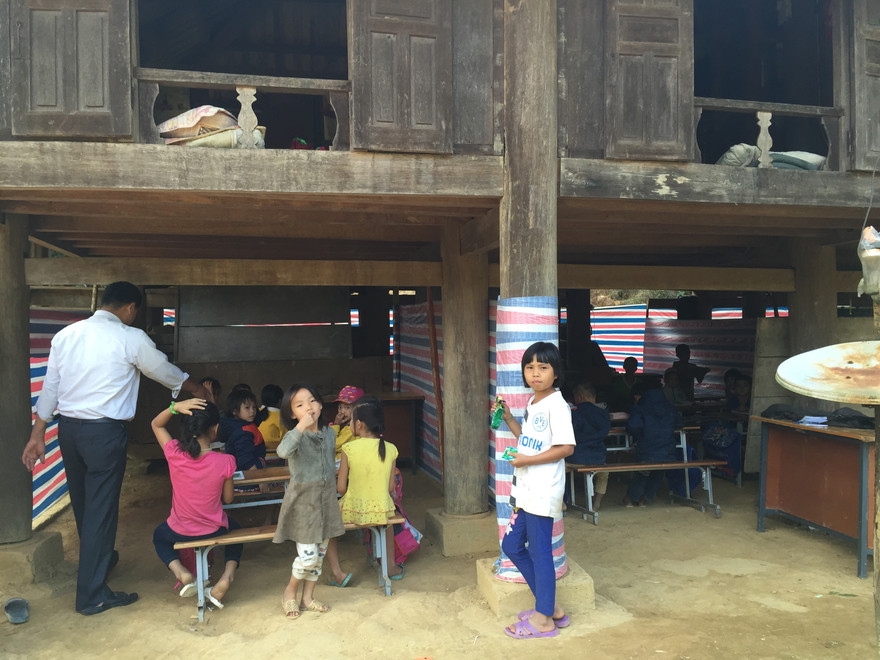 Học sinh túm tụm ngồi học nhờ dưới gầm nhà sàn của dân