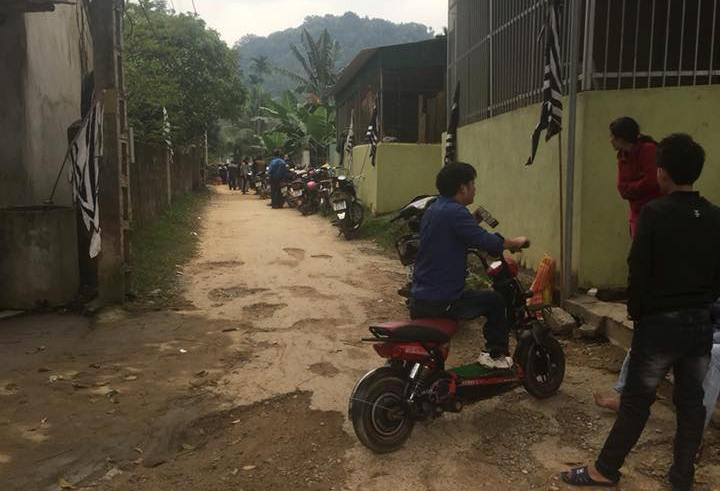 Gia đình mai táng hai nạn nhân theo phong tục địa phương.