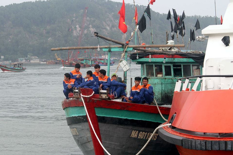 Các thuyền viên trên tàu cá NA 90112 TS.