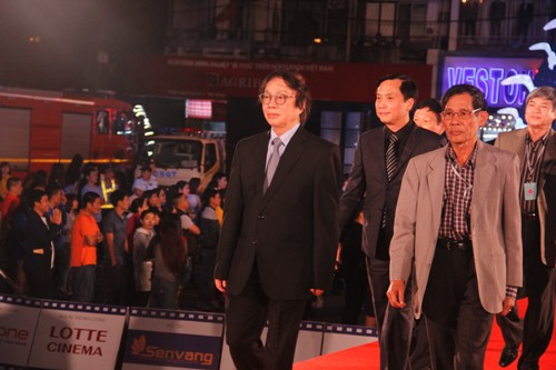 Đạo diễn Đặng Nhật Minh (đi đầu) đánh giá Em chưa 18 là phim giải trí có câu chuyện lí thú, để lại nhiều ý nghĩa cho giới trẻ. Ảnh: Thanh Trần.