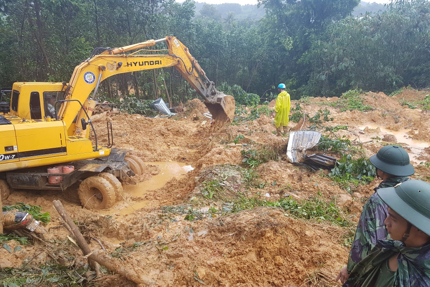 Hiện trường vụ lở đồi vùi chết 5 người tại thị trấn Trà My (huyện Bắc Trà My, Quảng Nam)
