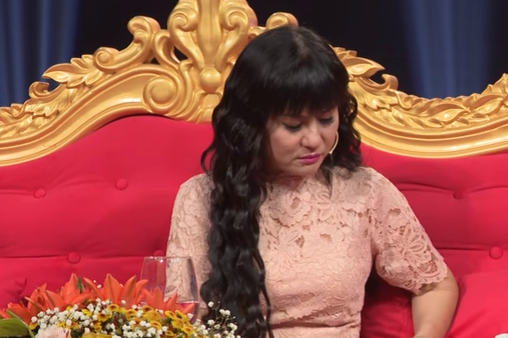 Cát Phượng liên tục khóc khi nhắc lại những kỉ niệm thuở mới vào nghề.