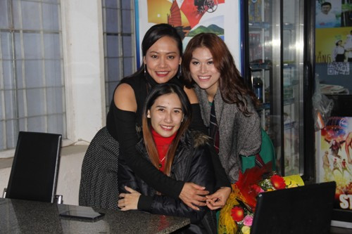 Lê Hiền Hạnh (giữa) cùng đạo diễn Hồng Ánh và diễn viên Ngọc Thanh Tâm sau buổi chiếu Đảo của dân ngụ cư tại Đà Nẵng. Ảnh: Thanh Trần. 