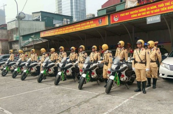 Dàn xe đặc chủng của công an Hà Nội dẫn đoàn Tổng thống Trump. Ảnh: Minh Đức.