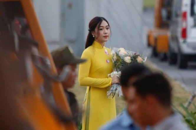 Phạm Ngọc Hà My có mặt tại sân bay Nội Bài chiều 11/11 chuẩn bị cho lễ đón Tổng thống Trump. Ảnh: Như Ý.