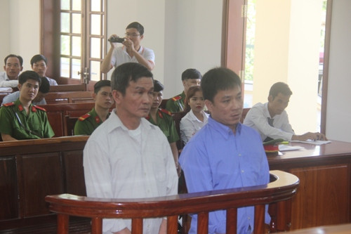 Hai bị cáo Thượng và Giang tại phiên tòa