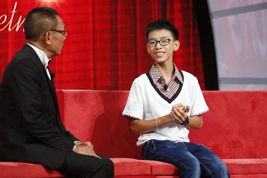 MC Lại Văn Sâm và cậu bé Thái Dương trong chương trình "Mặt trời bé con".