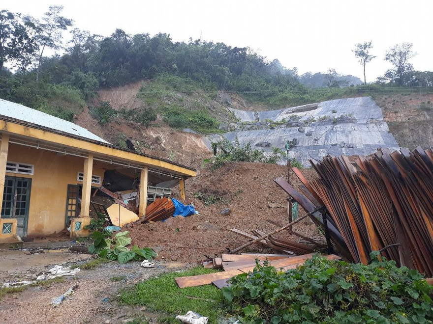 Sạt lở đất đá tại huyện miền núi tỉnh Quảng Nam.
