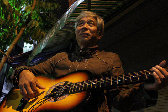 Người "nghệ sĩ xe ôm" già với cây đàn guitar.