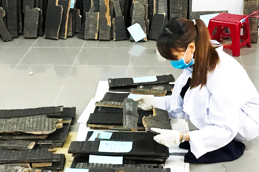 Tìm cách phục hồi những tấm mộc bản bị hư hỏng.