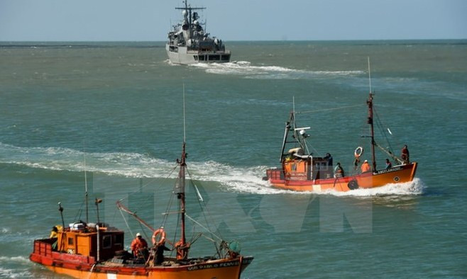 Tàu khu trục ARA Sarandi của Hải quân Argentina tham gia chiến dịch tìm kiếm tàu ngầm ARA San Juan mất tích tại Mar del Plata ngày 21/11. (Nguồn: AFP/TTXVN)