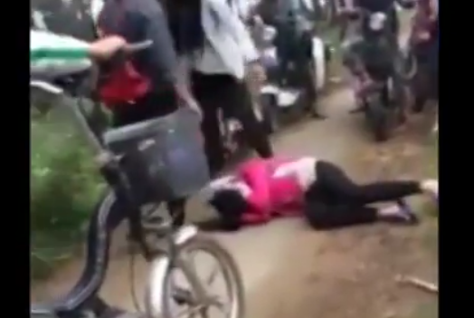 Ba nữ sinh của Trung tâm Giáo dục thường xuyên huyện Diễn Châu đánh bạn ngã giữa đường.