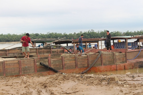 Bắt quả tang 6 tàu sắt 'tàn phá' sông Thu Bồn