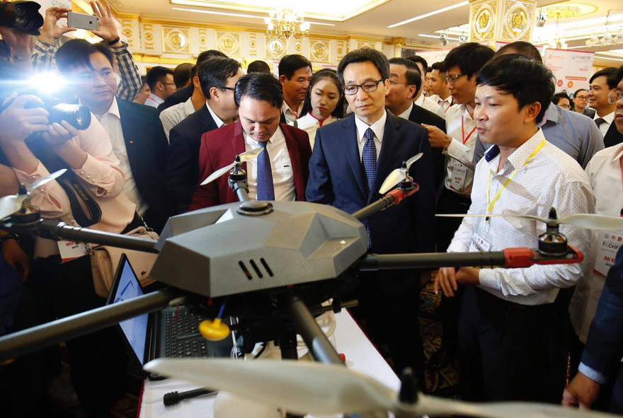 Phó Thủ tướng Vũ Đức Đam đang tham quan gian hàng thiết bị bay siêu nhẹ,ứng dụng trong sản xuất nông nghiệp công nghệ cao - Như Ý