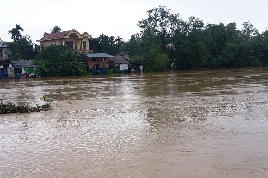 Mưa lũ lại tái diễn khiến hàng nghìn học sinh phải nghỉ học sang ngày thứ hai. 