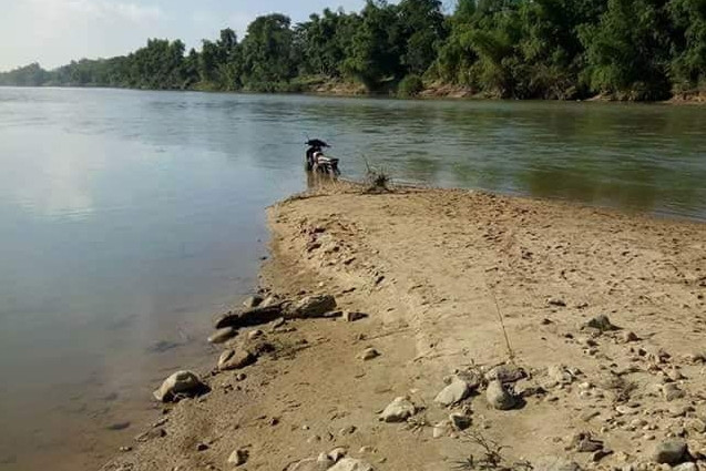 Chiếc xe máy của anh Quyên trên bến Cồn Dâm.