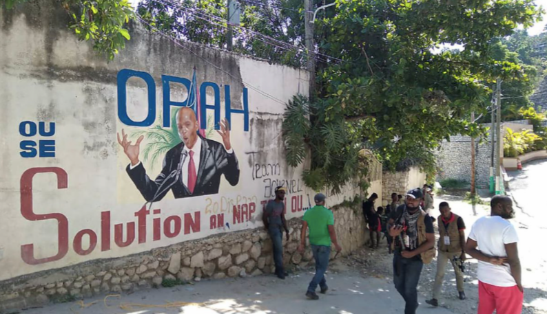 Một bức họa chân dung Tổng thống Jovenel Moise trên bức tường ở thủ đô Port-au-Prince. (Ảnh: Reuters)