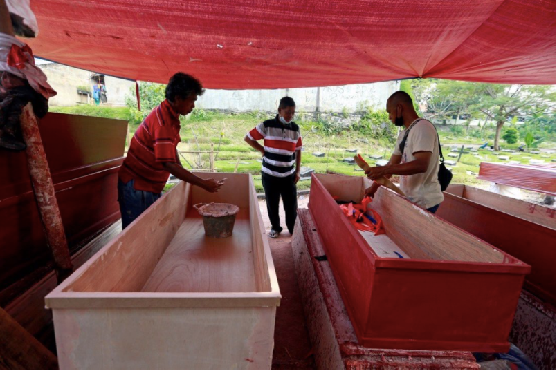 Chuẩn bị quan tài cho bệnh nhân COVID-19 tại một xưởng đóng quan tài ở Jakarta, Indonesia. (Ảnh: Reuters)