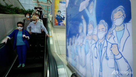 Một áp phích tuyên truyền về COVID-19 tại ga tàu ở Seoul. (Ảnh: AP)