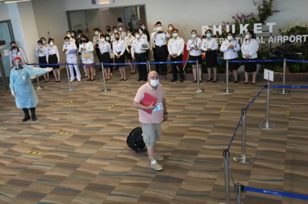 Một trong những du khách quốc tế đầu tiên đến Phuket, Thái Lan, sau khi hòn đảo mở cửa lại từ ngày 1/7. (Ảnh: AP)
