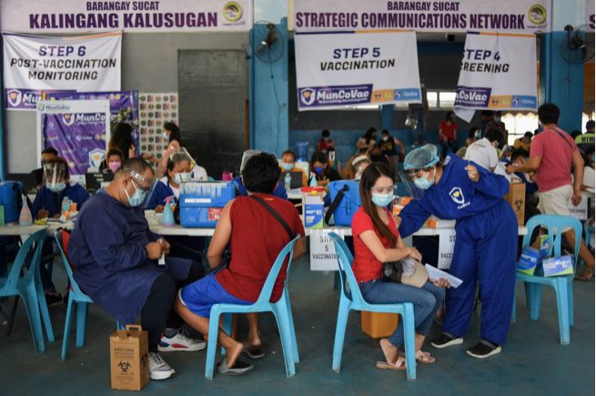 Tin đồn nhảm về vắc-xin nở rộ ở châu Á