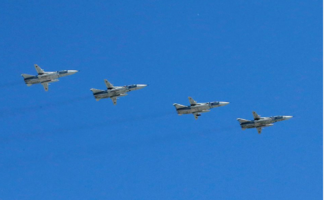 Đội máy bay Sukhoi Su-24M biểu diễn trong lễ kỷ niệm 71 năm chiến thắng phát xít Đức. (Ảnh: Reuters)