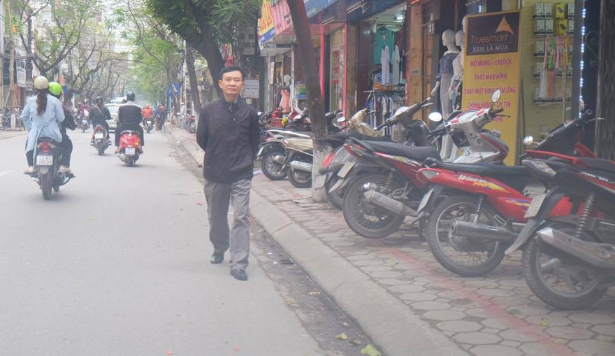 Xoá vạch sơn 'thụt thò' trên vỉa hè nhiều tuyến phố Hà Nội