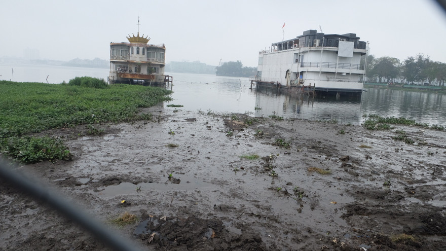 Sẽ phá dỡ tại chỗ những du thuyền không chịu dời Hồ Tây