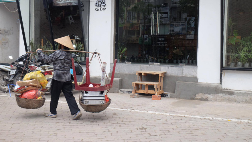 Bắc 'thang' vào nhà sau khi dỡ bậc tam cấp cao cả mét